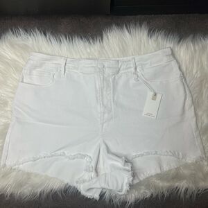 Good American bombshell white shorts